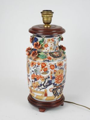 une lampe posée sur une table