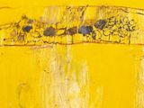une peinture abstraite représentant un tableau jaune et noir accroché à un mur jaune