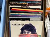 beaucoup de cd dans une boîte sur le sol