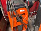 deux machines à souder placées l'une à côté de l'autre dans un garage