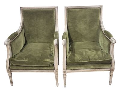 paire de fauteuils recouverts de velours vert
