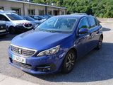 la voiture bleue est garée dans le parking à côté d'autres voitures