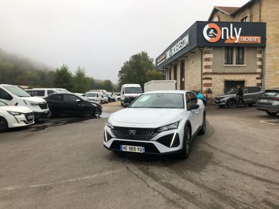 une voiture blanche garée devant un bâtiment