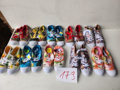 Lot composé de 10 paires de baskets légères, motifs imprimés…