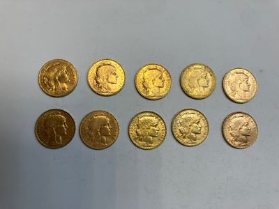 un tas de pièces d'or posé sur une table