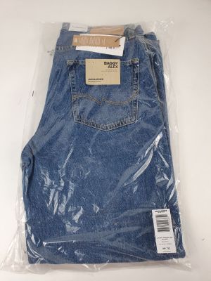 l'arrière d'un jean bleu emballé dans du plastique
