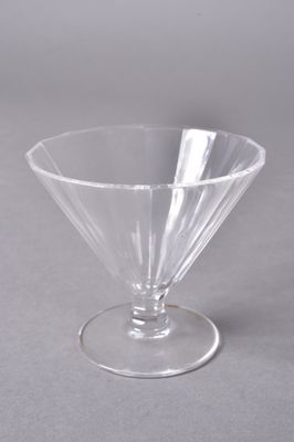 Huit coupes à champagne en cristal à pans reposant sur un pi… - Photo 1