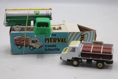 deux camions jouets assis l'un à côté de l'autre