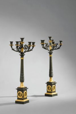 une paire de chandeliers noirs et dorés