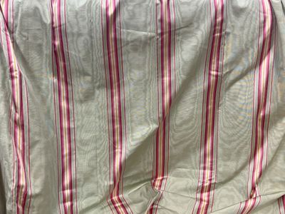 Doubles rideaux à décor de rayures roses sur fond vert compo…