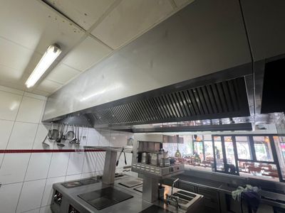 une image d'une cuisine commerciale avec des appareils en acier inoxydable