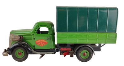un camion jouet vert avec une remorque verte à l'arrière
