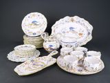 plusieurs assiettes et tasses posées sur une table
