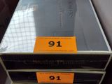 une pile de livres posée sur une table