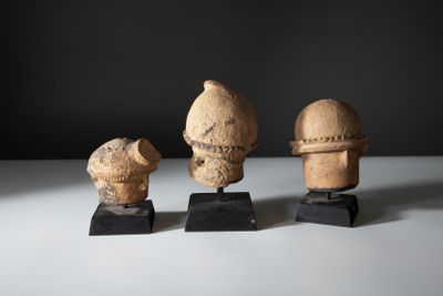 AFRIQUE Ensemble de trois têtes en terre cuite grise à engob… - Photo 1