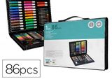 une image représentant une boîte de matériel artistique et une boîte de crayons de couleur