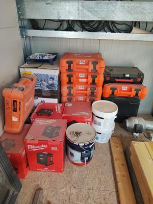 de nombreuses caisses d'outils posées par terre dans le garage