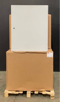 une photo d'un réfrigérateur blanc posé sur un carton