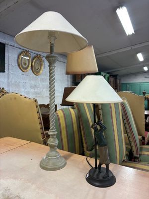 une lampe posée sur une table dans une pièce