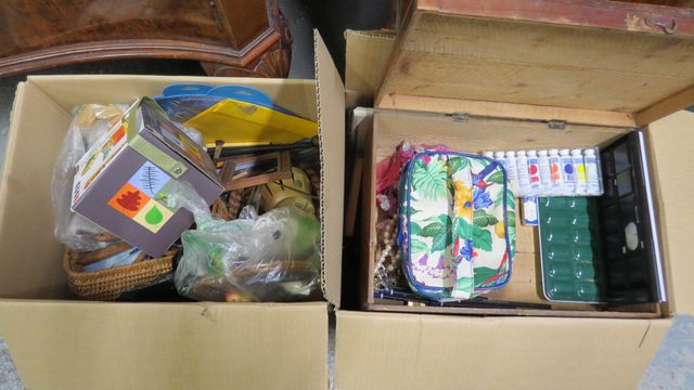 Deux cartons garnis matériel de peinture et bibelots