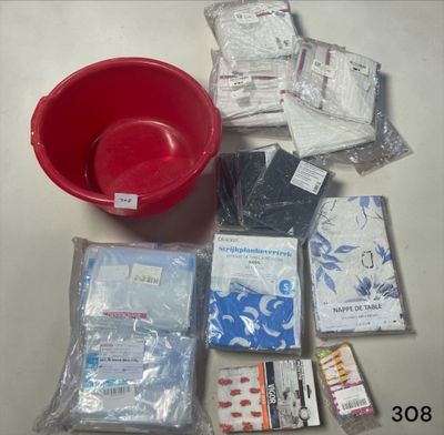 un bol rouge posé sur une table, à côté d'autres objets