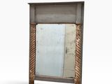 un miroir posé sur une table
