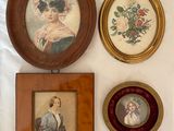 trois tableaux encadrés sur le mur d'une pièce
