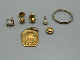 beaucoup de bijoux en or et en argent sur une table