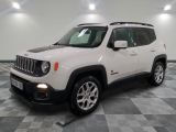 La Jeep Renegade blanche est garée dans une grande pièce