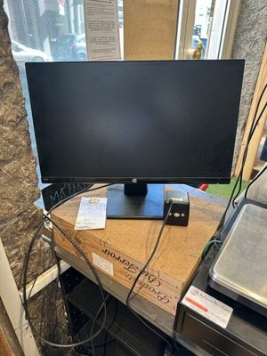 un écran d'ordinateur posé sur un bureau en bois