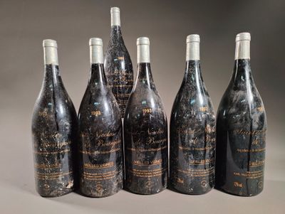 six bouteilles de vin sont alignées sur une table