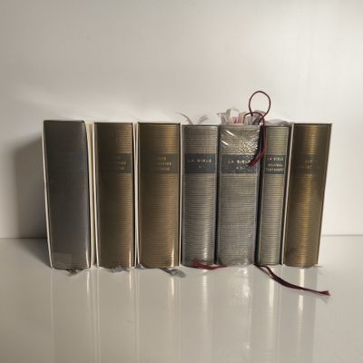 plusieurs livres sont alignés sur une surface blanche
