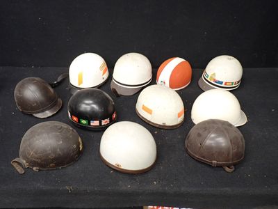 de nombreux casques posés sur une table noire