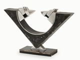 une image représentant une sculpture noire et argentée sur fond blanc