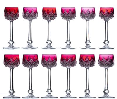 douze verres à vin rouge alignés sur un fond blanc