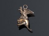une image représentant un pendentif en argent surmonté d'un aigle