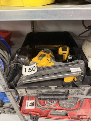 une photo d'une étagère avec des outils et des outils