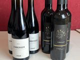 plusieurs bouteilles de vin sont alignées sur un comptoir