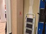 une pièce dans laquelle se trouvent une échelle et un réfrigérateur bleu