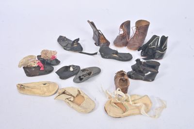 plusieurs paires de chaussures posées sur une table