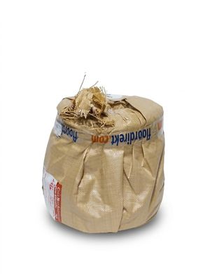 un sac de nourriture posé sur une surface blanche