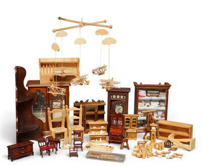 beaucoup de jouets en bois posés sur une table