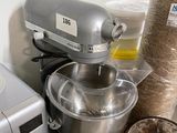 un batteur, un mixeur, un saladier et d'autres ustensiles de cuisine posés sur un plan de travail