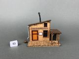 un petit bâtiment en bois avec un toit et une porte
