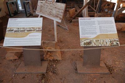 deux panneaux exposés devant un bâtiment