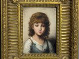portrait d'une jeune fille en robe bleue, dans un cadre doré