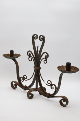 Candélabres d’autel en laiton à 2 bras de lumière, piétement trip...
