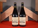 deux bouteilles de vin posées l'une à côté de l'autre sur une table