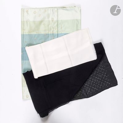 trois morceaux de tissu superposés sur une surface blanche