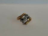 une image d'une bague en or et en diamant sur une surface blanche